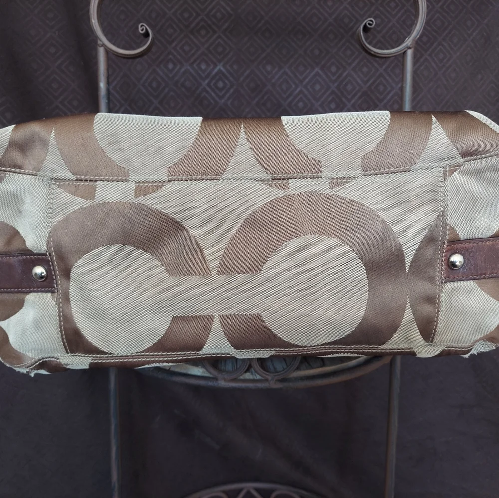 Large Coach satchel. See pics for wear on corners and straps - Picture 4 of 13